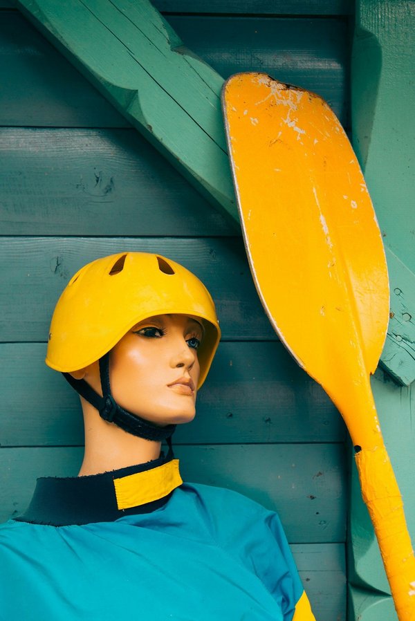 Mannequin homme pose athlétique : l'élégance en mouvement